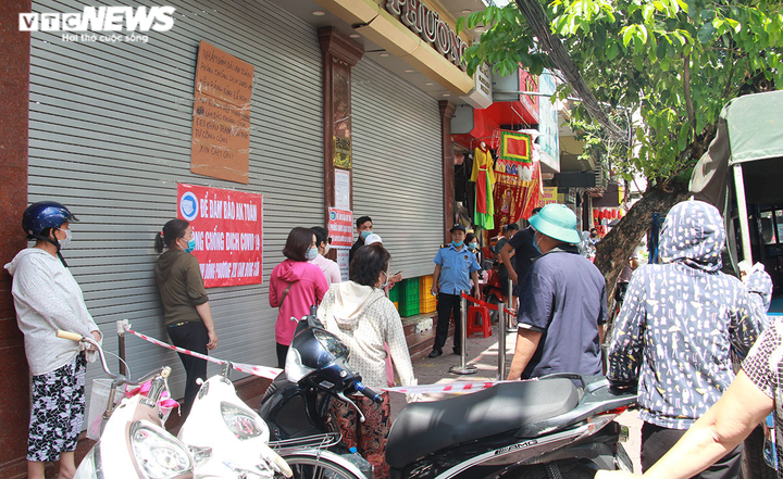 Bánh trung thu cận Rằm tháng 8: Nơi xếp hàng chờ mua, nơi không một bóng khách - 18