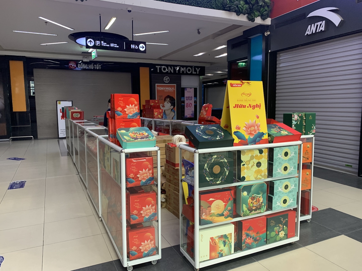 Bánh trung thu cận Rằm tháng 8: Nơi xếp hàng chờ mua, nơi không một bóng khách - 9