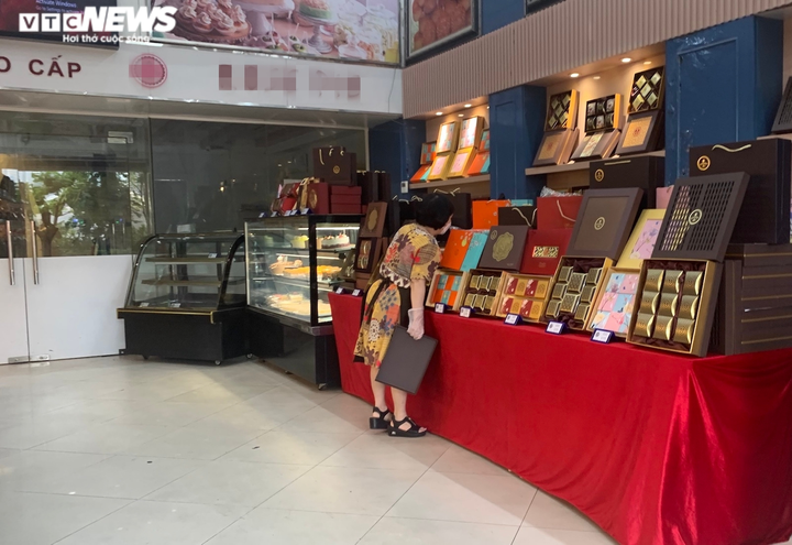Bánh trung thu cận Rằm tháng 8: Nơi xếp hàng chờ mua, nơi không một bóng khách - 8