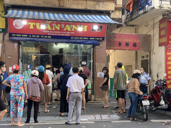 Bánh trung thu cận Rằm tháng 8: Nơi xếp hàng chờ mua, nơi không một bóng khách - 2