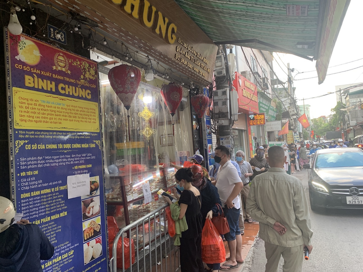 Bánh trung thu cận Rằm tháng 8: Nơi xếp hàng chờ mua, nơi không một bóng khách - 5