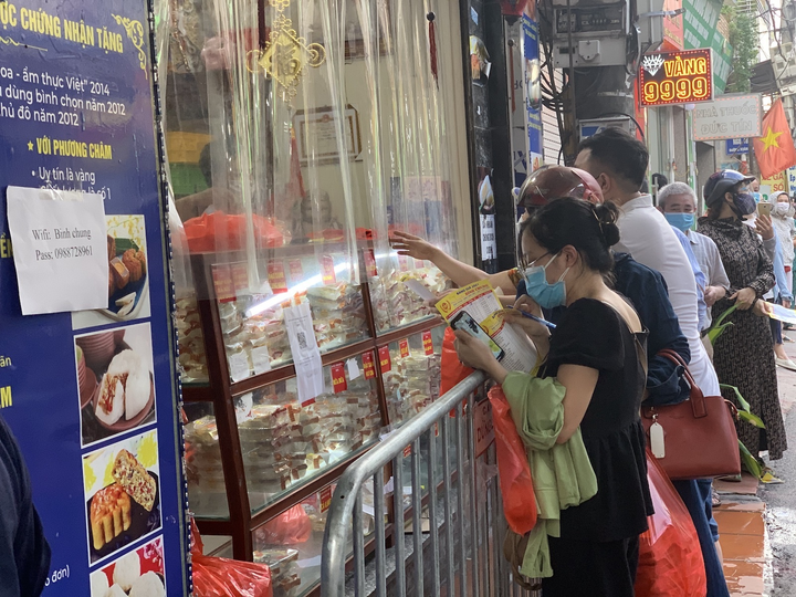 Bánh trung thu cận Rằm tháng 8: Nơi xếp hàng chờ mua, nơi không một bóng khách - 6