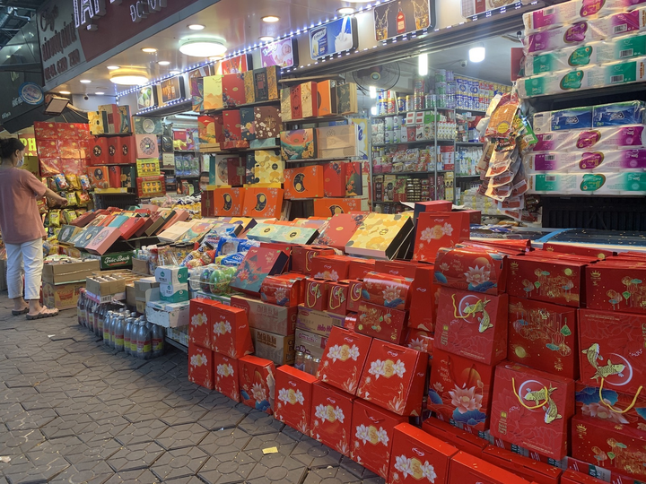 Bánh trung thu cận Rằm tháng 8: Nơi xếp hàng chờ mua, nơi không một bóng khách - 11
