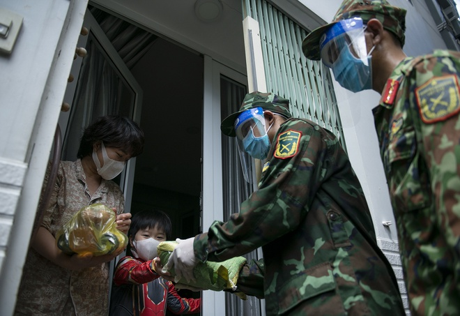 Thủ tướng chỉ đạo kiểm tra việc người dân ở TPHCM lên phường hỏi cứu trợ - 1