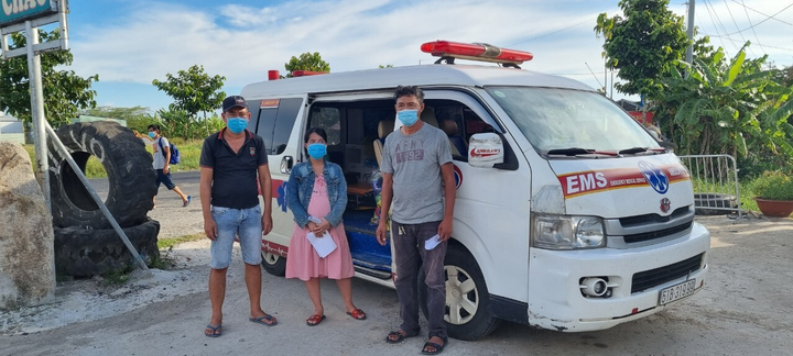 Bắt quả tang 2 xe cứu thương chở người từ vùng dịch về quê - 1