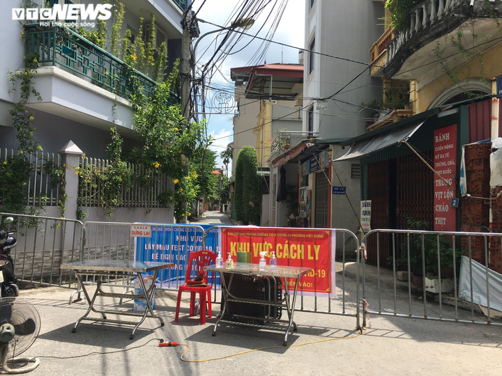 Cụ bà 84 tuổi mắc COVID-19 chưa rõ nguồn lây, phong tỏa một ngõ ở Long Biên - 1