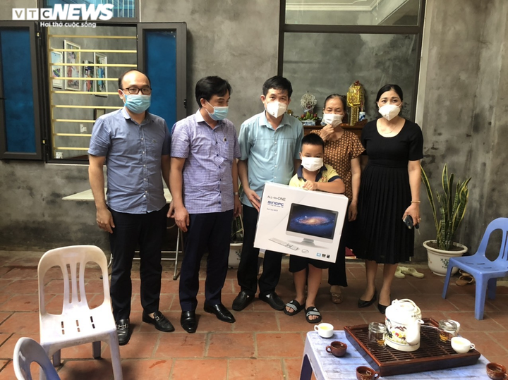 Sở GD-ĐT tỉnh Bắc Ninh tặng máy tính cho học sinh khó khăn - 2