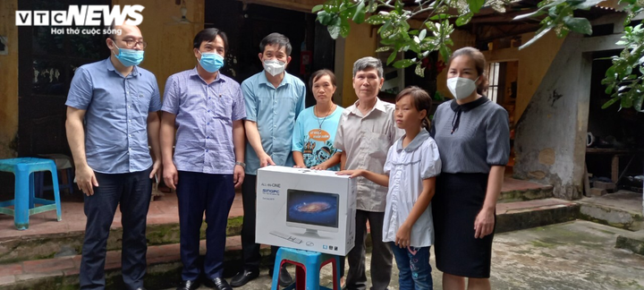 Sở GD-ĐT tỉnh Bắc Ninh tặng máy tính cho học sinh khó khăn - 1