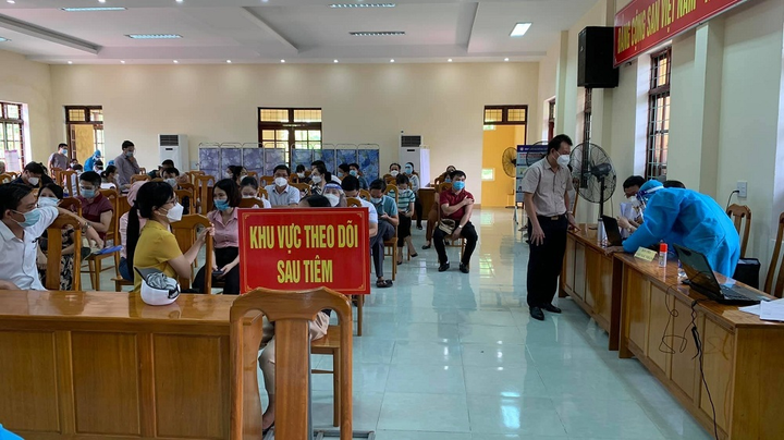 Cô giáo tiêm 2 mũi vaccine trong 10 phút - 1