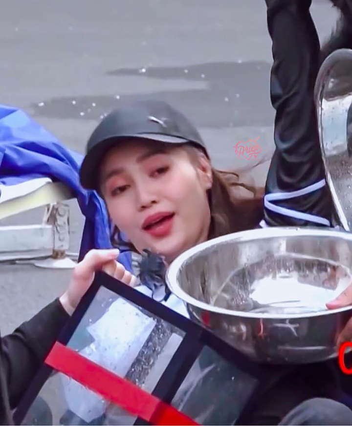 Running Man bị chê nhạt, Lan Ngọc vẫn gây bão với loạt ảnh ‘tự dìm tự chìm’ - 9