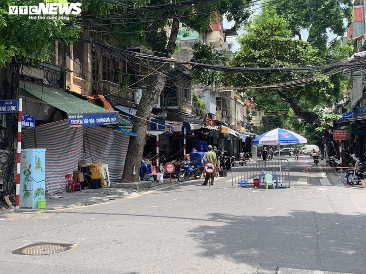 Cảnh bán đồ chơi trung thu lạ đời ở Hà Nội - 1