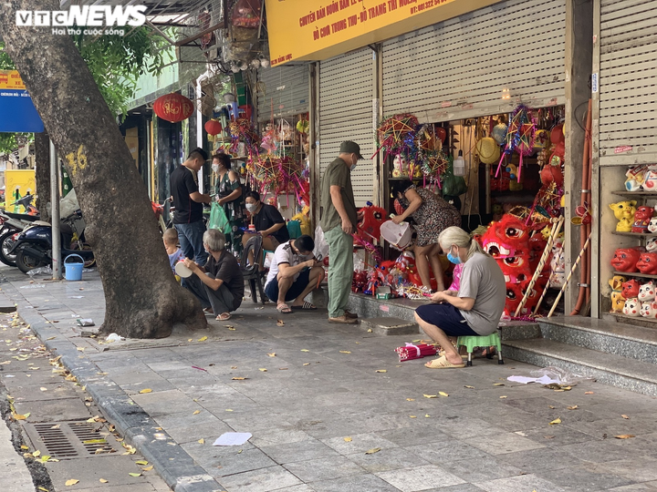 Cảnh bán đồ chơi trung thu lạ đời ở Hà Nội - 13