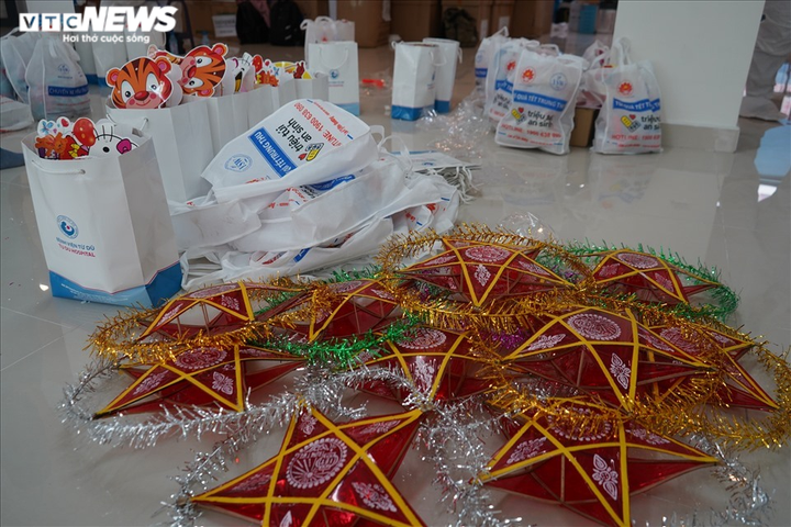 Ảnh: Đèn ông sao, bánh nướng bánh dẻo tới tay các em nhỏ mắc COVID-19 ở TP.HCM - 2