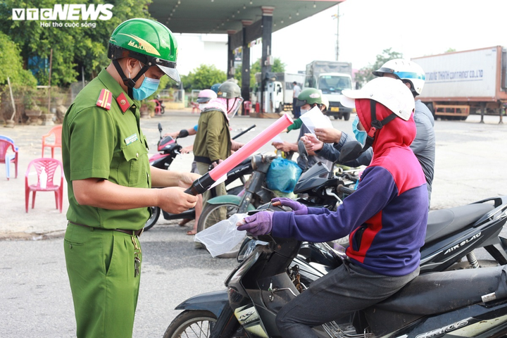 Quảng Ngãi: Người tiêm đủ 2 mũi vaccine phòng COVID-19 được phép ra đường - 1
