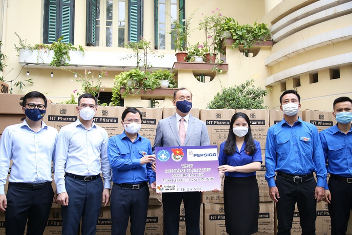 Ảnh: 12.000 bánh Trung thu gửi ‘chiến sĩ áo trắng’ tuyến đầu chống dịch - 8