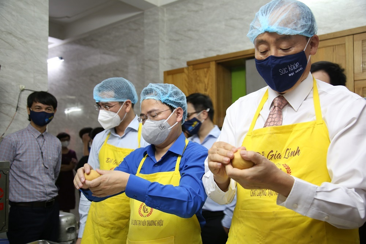 Ảnh: 12.000 bánh Trung thu gửi ‘chiến sĩ áo trắng’ tuyến đầu chống dịch - 3