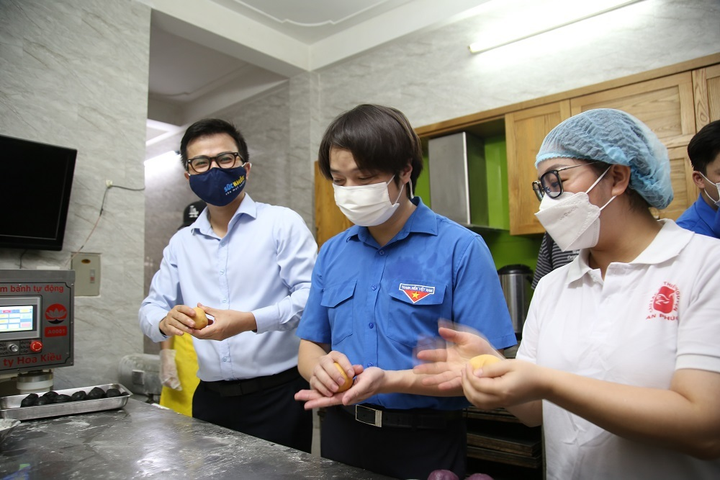 Ảnh: 12.000 bánh Trung thu gửi ‘chiến sĩ áo trắng’ tuyến đầu chống dịch - 2