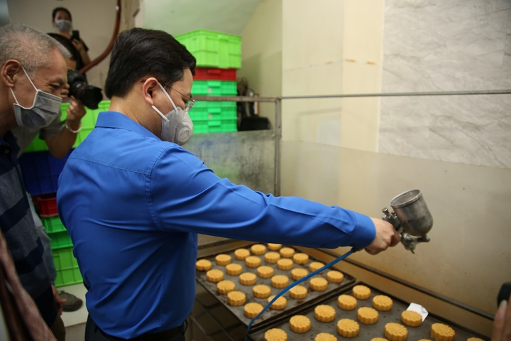 Ảnh: 12.000 bánh Trung thu gửi ‘chiến sĩ áo trắng’ tuyến đầu chống dịch - 6