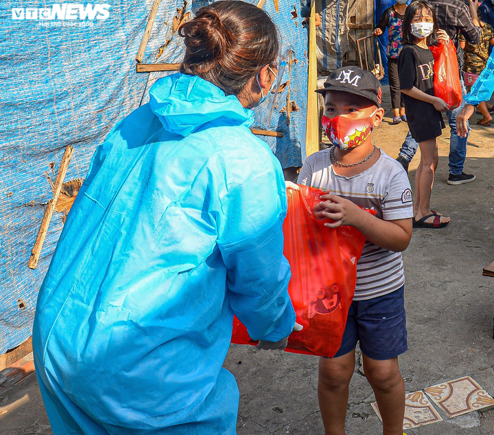 Hà Nội: Trung thu ấm áp của những đứa trẻ nghèo ở chân cầu Long Biên - 6