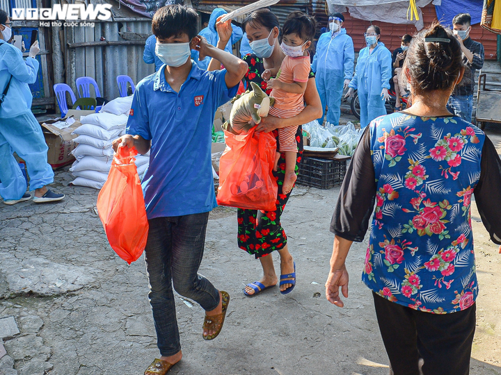 Hà Nội: Trung thu ấm áp của những đứa trẻ nghèo ở chân cầu Long Biên - 11