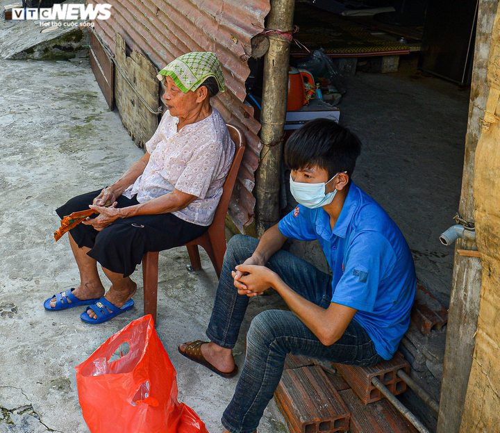 Hà Nội: Trung thu ấm áp của những đứa trẻ nghèo ở chân cầu Long Biên - 12