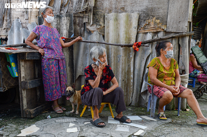 Hà Nội: Trung thu ấm áp của những đứa trẻ nghèo ở chân cầu Long Biên - 13