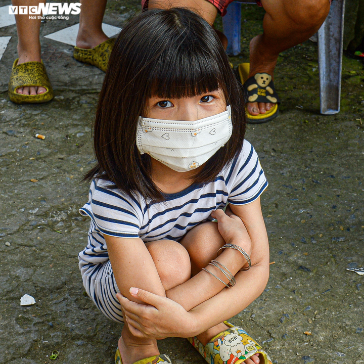 Hà Nội: Trung thu ấm áp của những đứa trẻ nghèo ở chân cầu Long Biên - 3