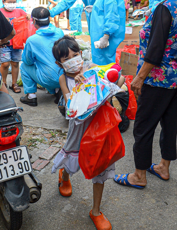 Hà Nội: Trung thu ấm áp của những đứa trẻ nghèo ở chân cầu Long Biên - 10