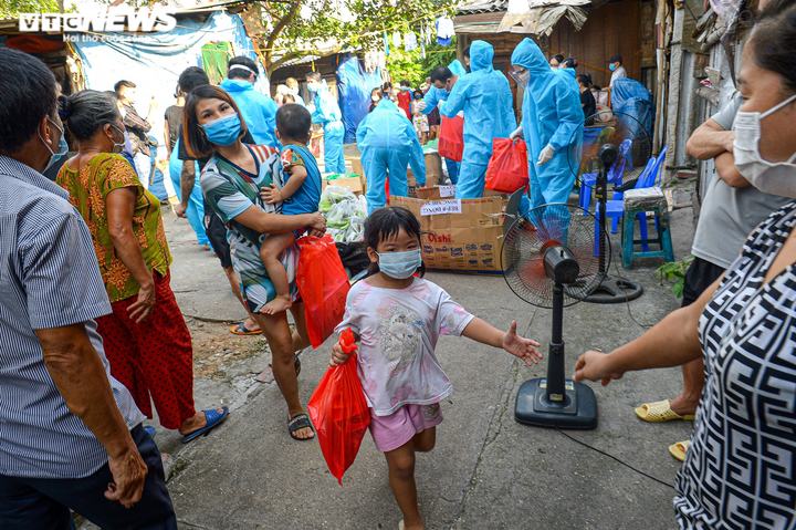 Hà Nội: Trung thu ấm áp của những đứa trẻ nghèo ở chân cầu Long Biên - 8
