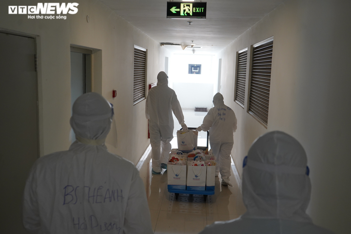 Ảnh: Đèn ông sao, bánh nướng bánh dẻo tới tay các em nhỏ mắc COVID-19 ở TP.HCM - 1