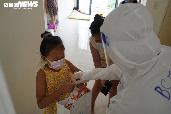 Ảnh: Đèn ông sao, bánh nướng bánh dẻo tới tay các em nhỏ mắc COVID-19 ở TP.HCM - 7