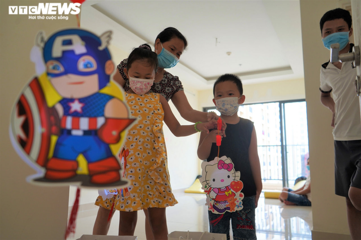 Ảnh: Đèn ông sao, bánh nướng bánh dẻo tới tay các em nhỏ mắc COVID-19 ở TP.HCM - 9