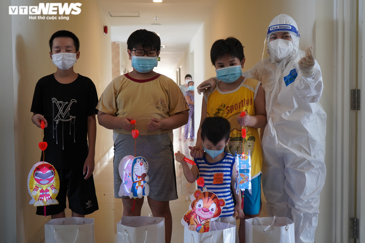 Ảnh: Đèn ông sao, bánh nướng bánh dẻo tới tay các em nhỏ mắc COVID-19 ở TP.HCM - 5