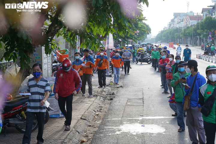 TP.HCM: Shipper xếp hàng nhiều giờ đồng hồ chưa tới lượt xét nghiệm COVID-19 - 3