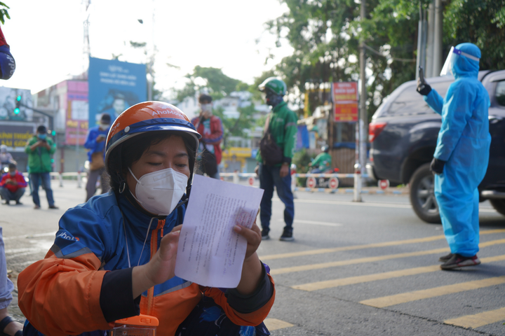 TP.HCM: Shipper xếp hàng nhiều giờ đồng hồ chưa tới lượt xét nghiệm COVID-19 - 4