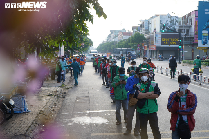 TP.HCM: Shipper xếp hàng nhiều giờ đồng hồ chưa tới lượt xét nghiệm COVID-19 - 6