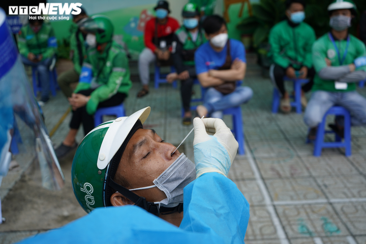 TP.HCM: Shipper xếp hàng nhiều giờ đồng hồ chưa tới lượt xét nghiệm COVID-19 - 12