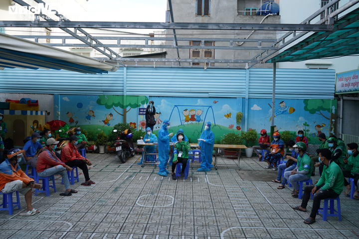 TP.HCM: Shipper xếp hàng nhiều giờ đồng hồ chưa tới lượt xét nghiệm COVID-19 - 10