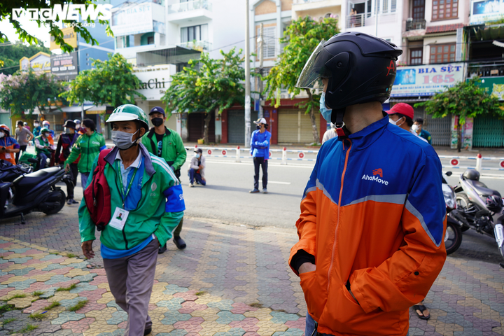 TP.HCM: Shipper xếp hàng nhiều giờ đồng hồ chưa tới lượt xét nghiệm COVID-19 - 5