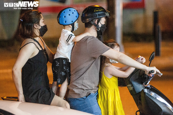 Ảnh: Người Hà Nội đổ xô mua sắm đồ chơi Trung thu bất chấp dịch COVID-19 - 10