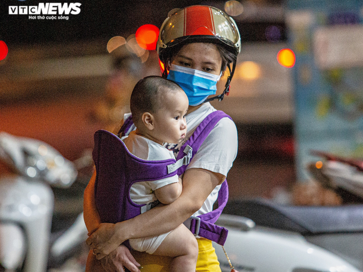 Ảnh: Người Hà Nội đổ xô mua sắm đồ chơi Trung thu bất chấp dịch COVID-19 - 4