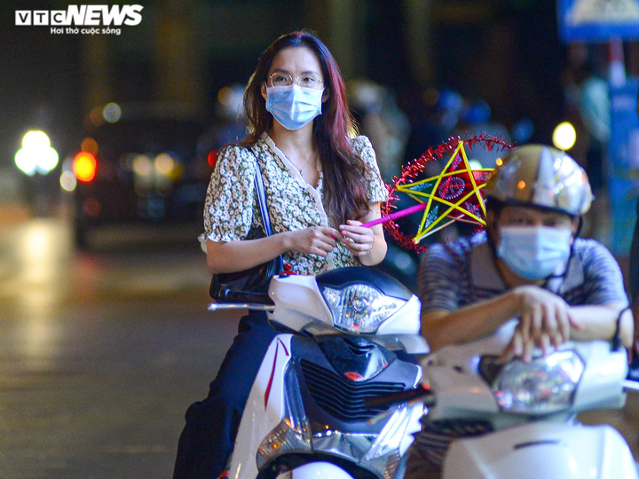 Ảnh: Người Hà Nội đổ xô mua sắm đồ chơi Trung thu bất chấp dịch COVID-19 - 7