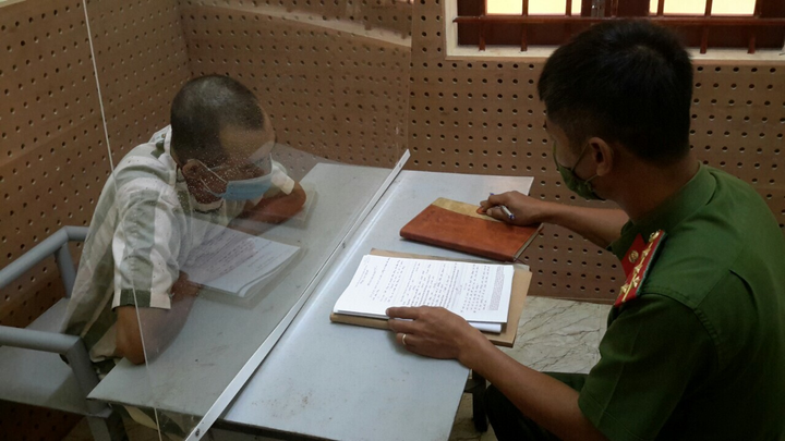 Cảnh sát Đắk Nông bám đuổi tài xế xe tải tông gãy barie để vượt chốt kiểm dịch - 1