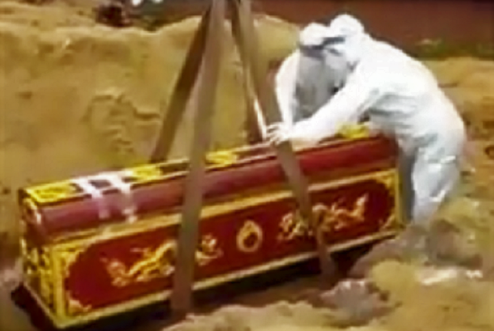 Bí thư, chủ tịch xã khiêng người chết do COVID-19 đi chôn cất - 1