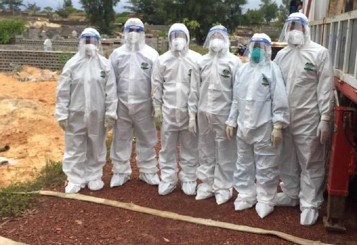 Bí thư, chủ tịch xã khiêng người chết do COVID-19 đi chôn cất - 2