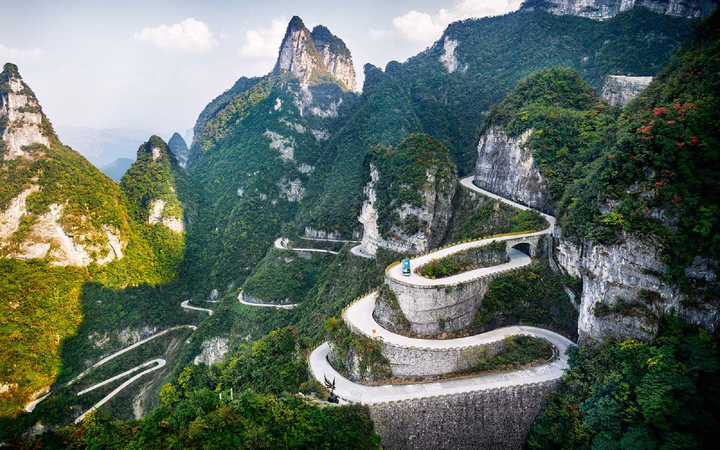 Nghẹt thở với 99 khúc cua trên con đường khó chinh phục bậc nhất thế giới - 1