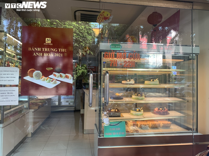 Hà Nội nới lỏng giãn cách, bánh trung thu đang ế ẩm bỗng 'cháy hàng' - 4