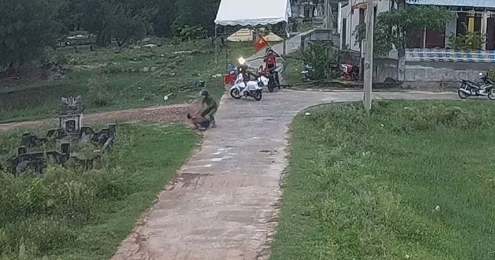 Khởi tố nam thanh niên đánh cán bộ tại chốt kiểm dịch vì không được qua chốt - 1