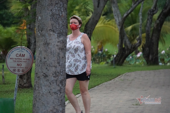 Quận đầu tiên của TP.HCM cho người dân ra công viên tập thể dục - 11