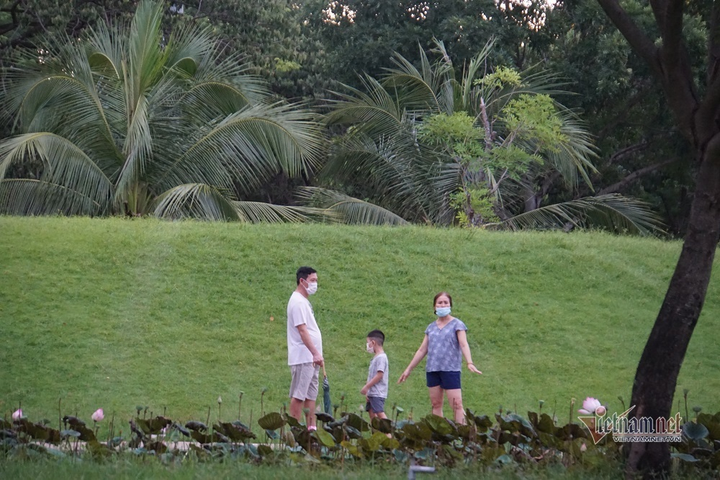 Quận đầu tiên của TP.HCM cho người dân ra công viên tập thể dục - 9